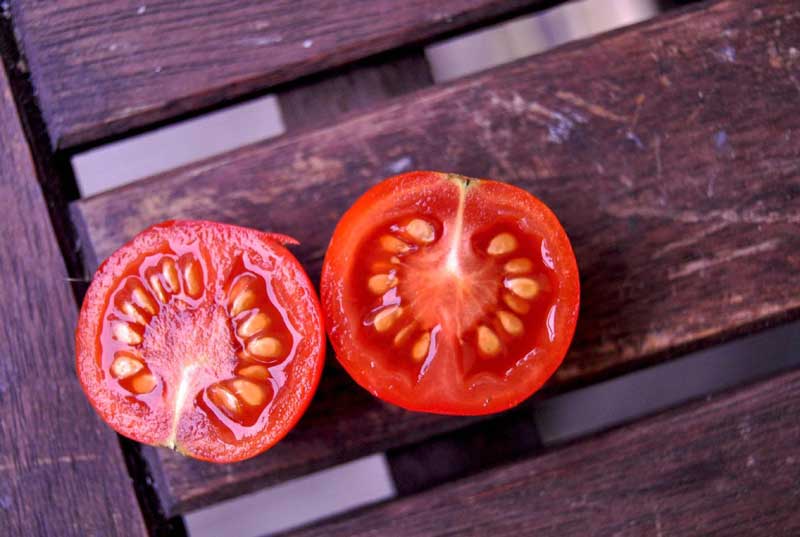 Tomato in two halves with seeds